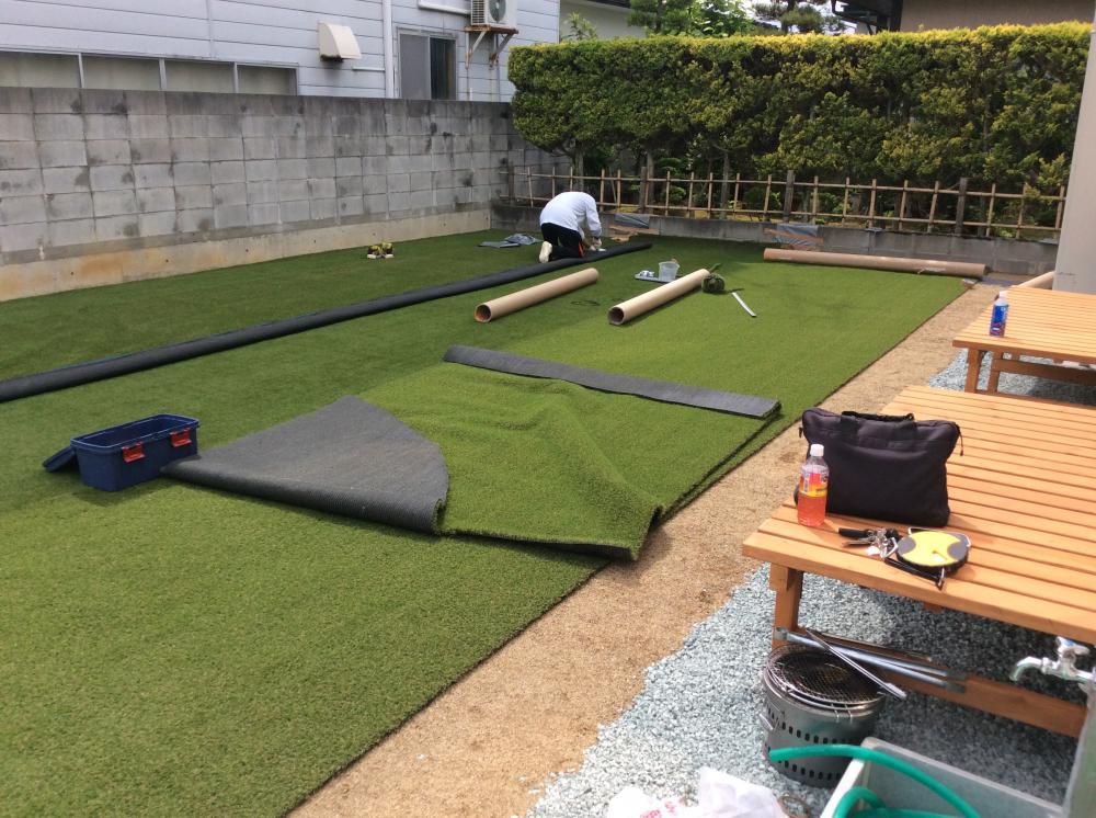 自宅裏庭サッカー練習用人工芝張り施工中！