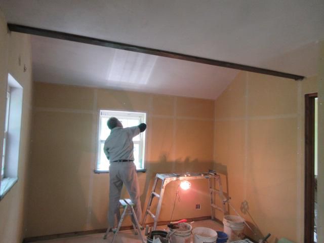 「私のしろい家」飯塚。内装しっくい塗り始めました！