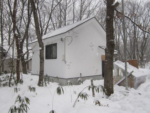 雪の中のしろい家