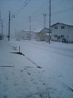米沢市郊外（関地区）道路に積雪あります。