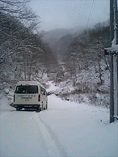 山奥への“道路”は完璧に雪道です。