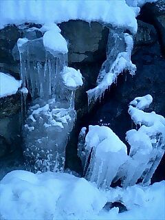 玄関入口に氷の芸術が・・・もう、真冬です。