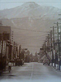 昭和３０年代後半の写真に“兜山”（米沢市内より）