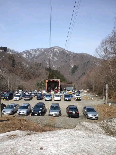 天元台スキー場“盛況”につき駐車場いっぱい。