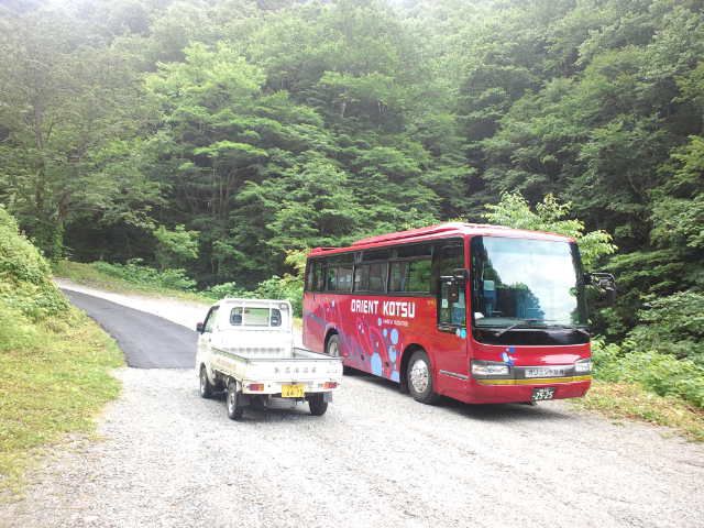 山奥の細道→大型バスは乗り入れできません！（中型までなら・・・）