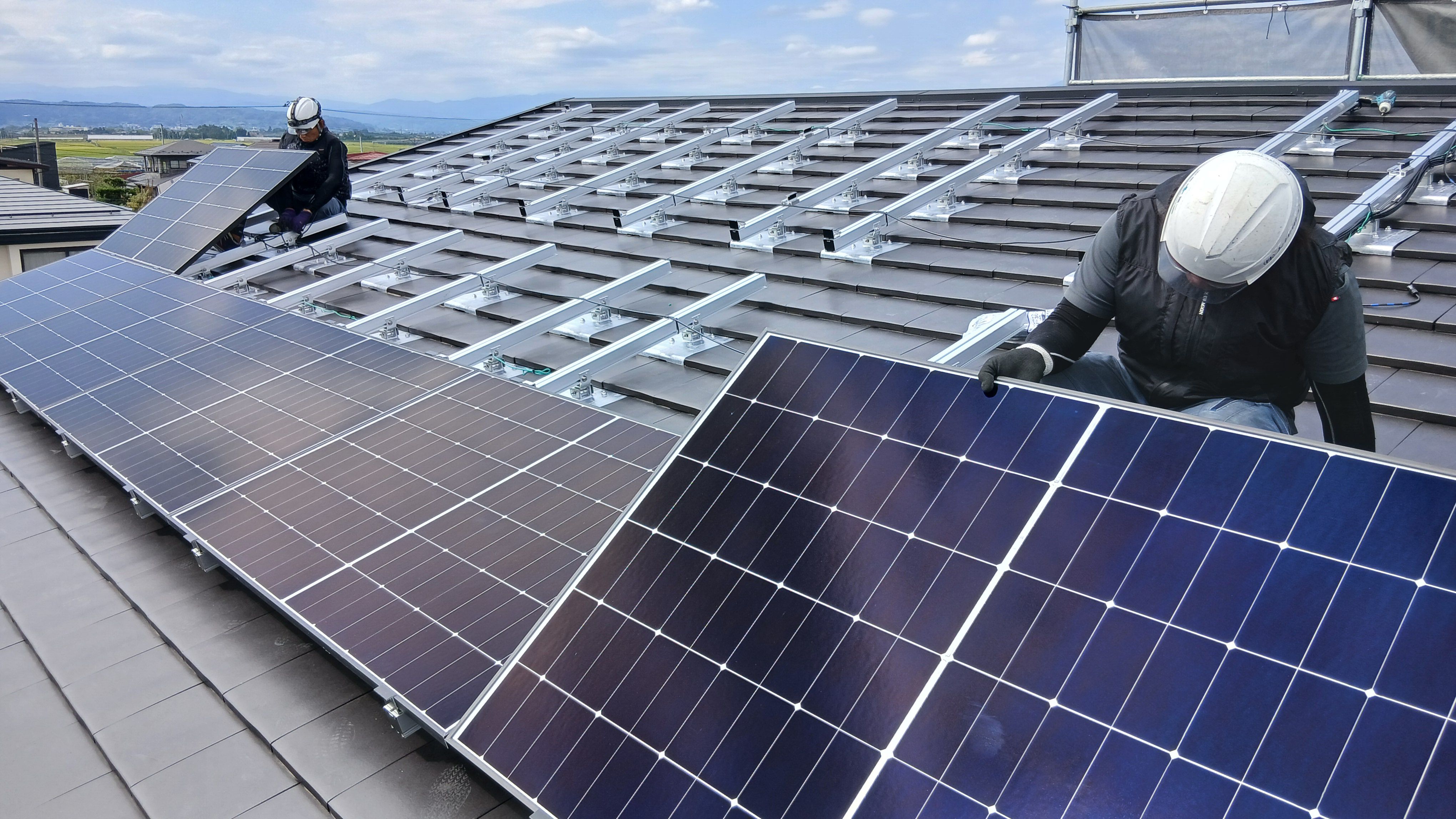 瓦屋根の太陽光工事！