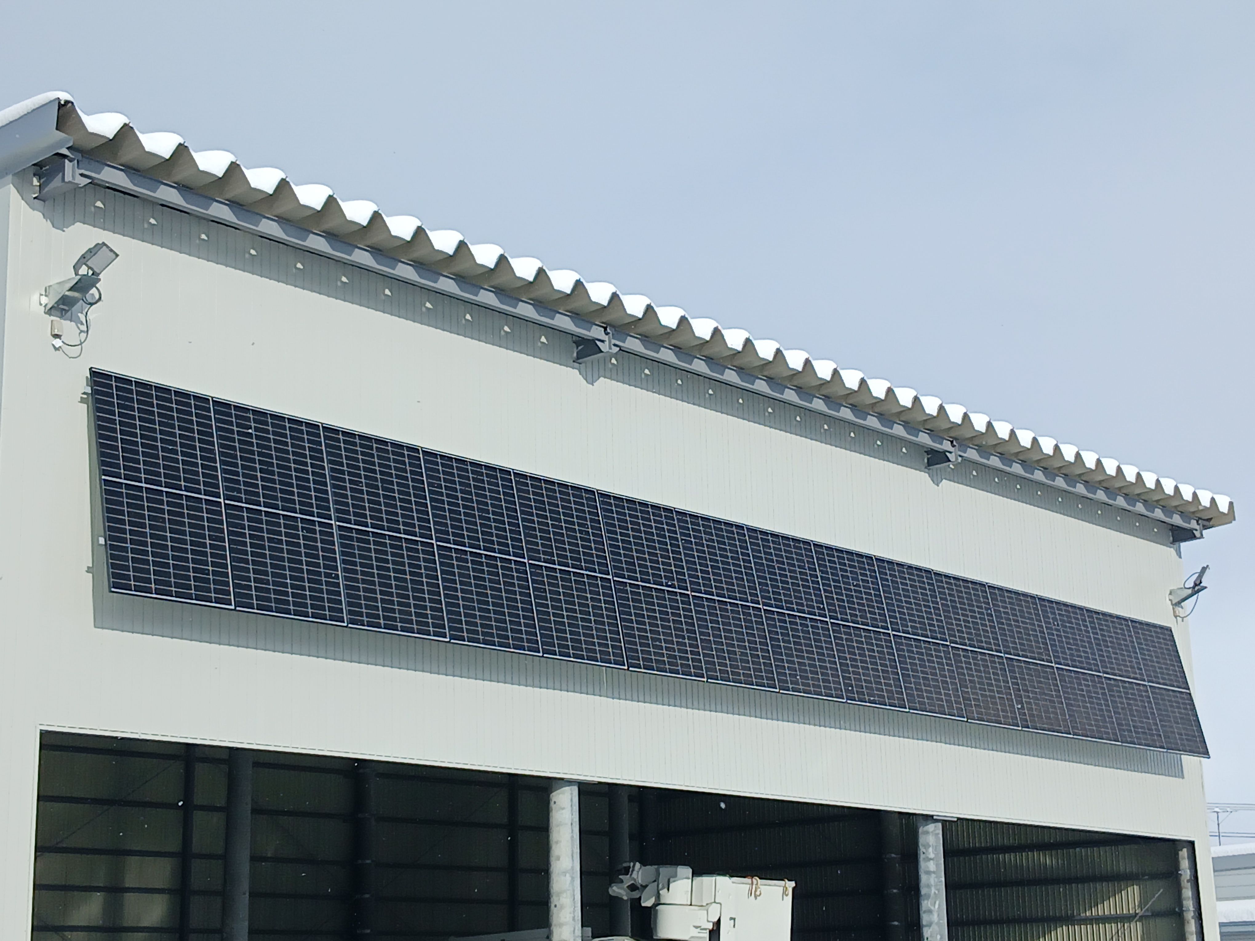 壁面太陽光　発電中！