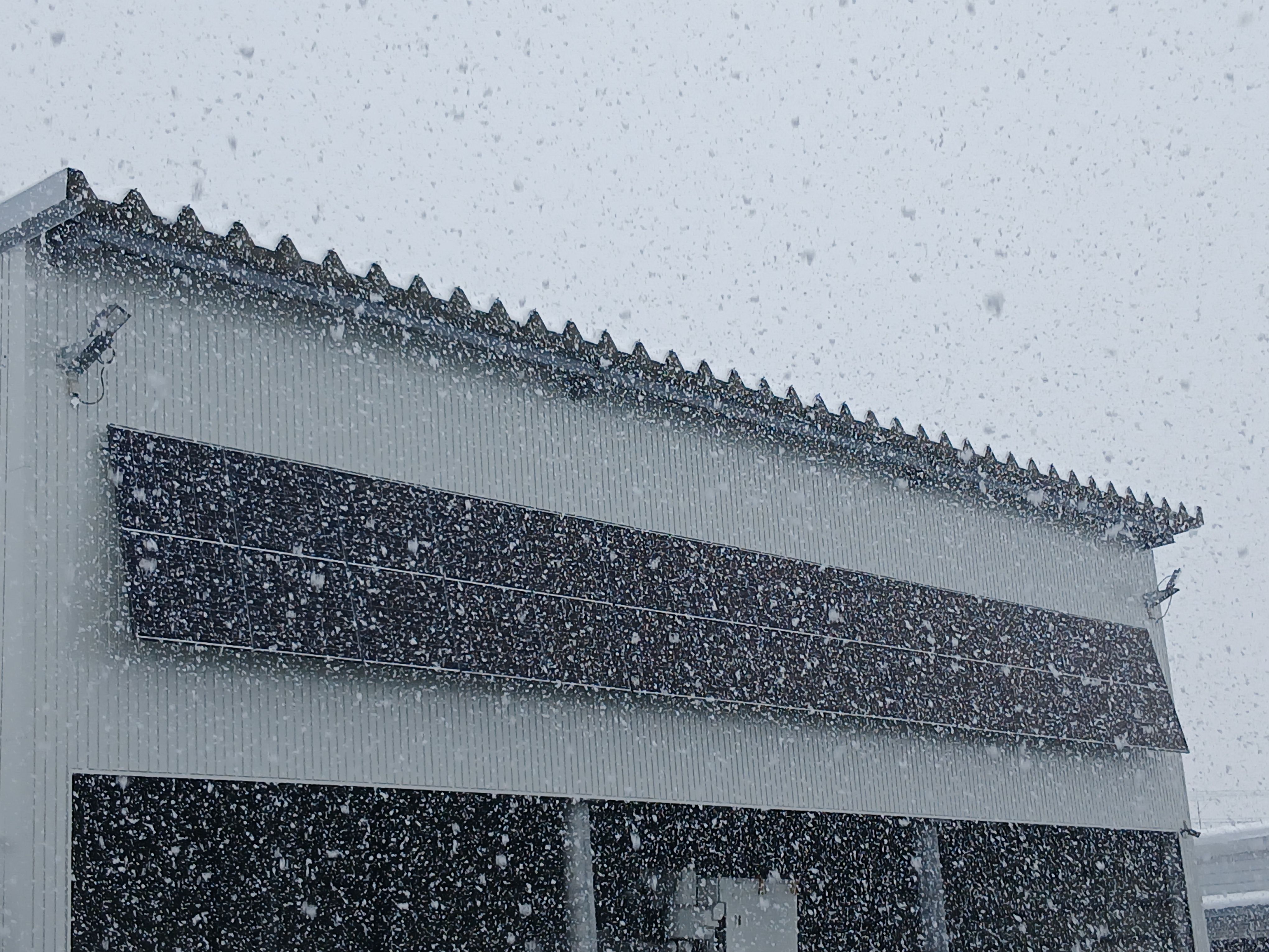 雪が降っても発電中！