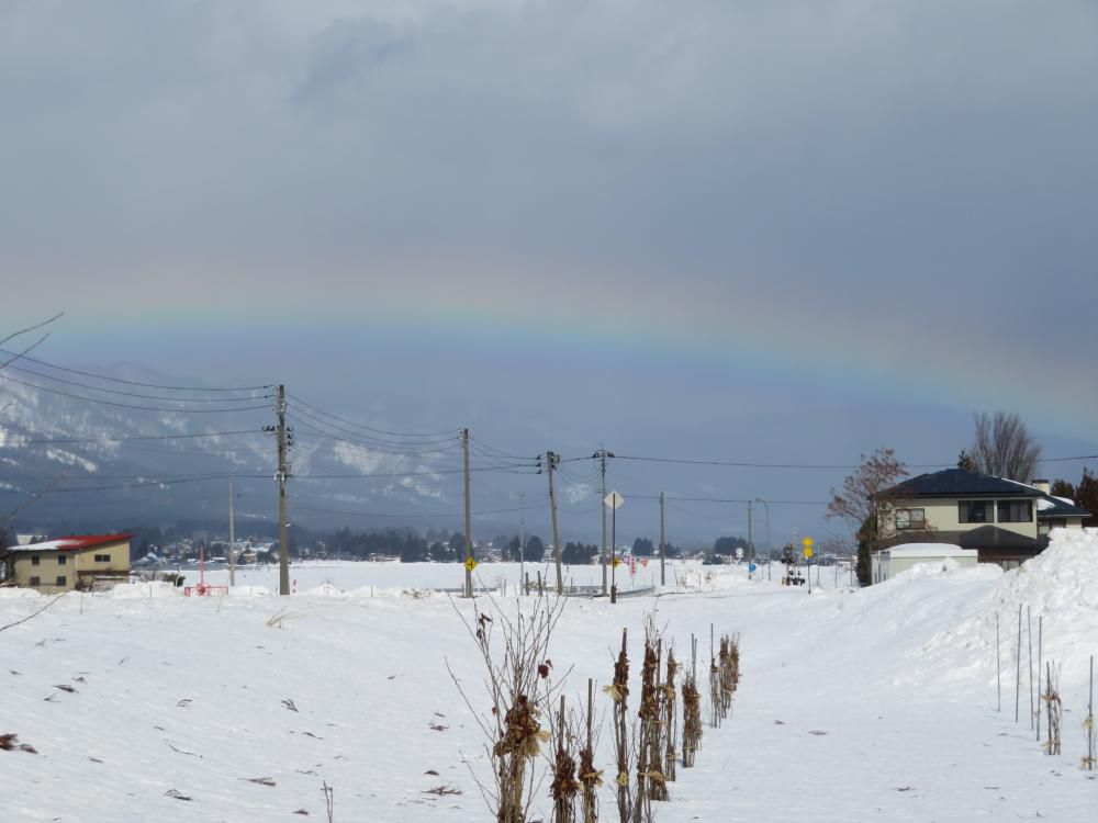 冬の虹と雪灯り
