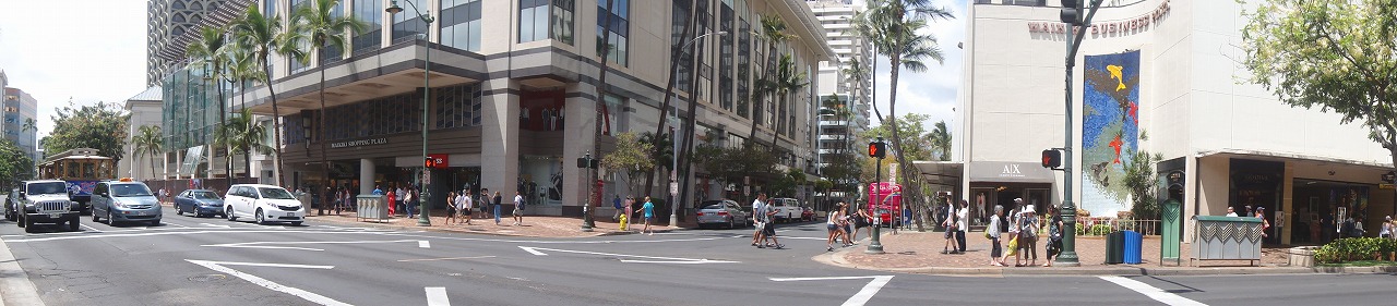 Waikiki Shopping Plaza とWaikiki Business Plaza 前の交差点