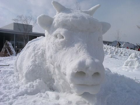 2代目米沢牛の雪像（上杉雪灯篭まつりのあと）