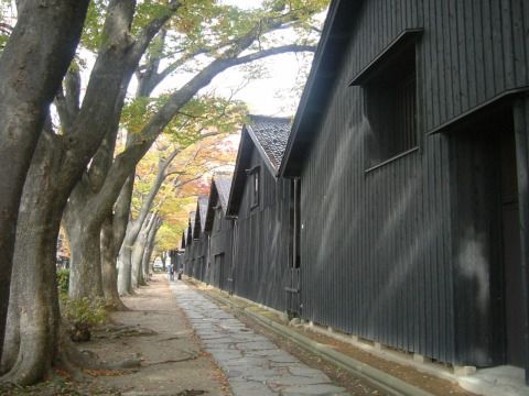 秋の山居倉庫