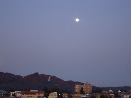 早朝の満月