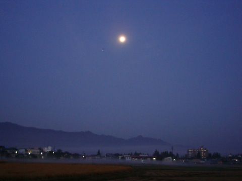 早朝の月と金星？