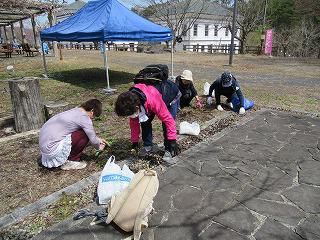 女性部寒河江みがき隊　お花見前の長岡山を清掃しました
