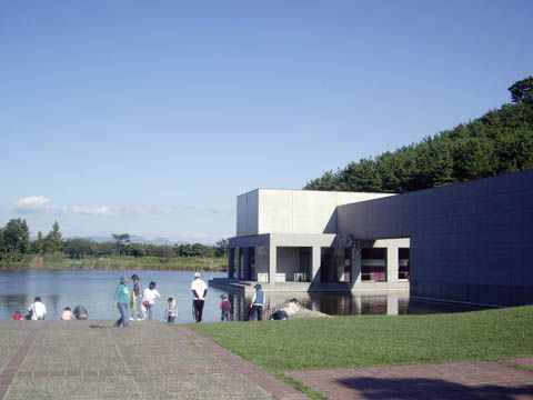 湖面に浮かぶ「土門拳記念館」