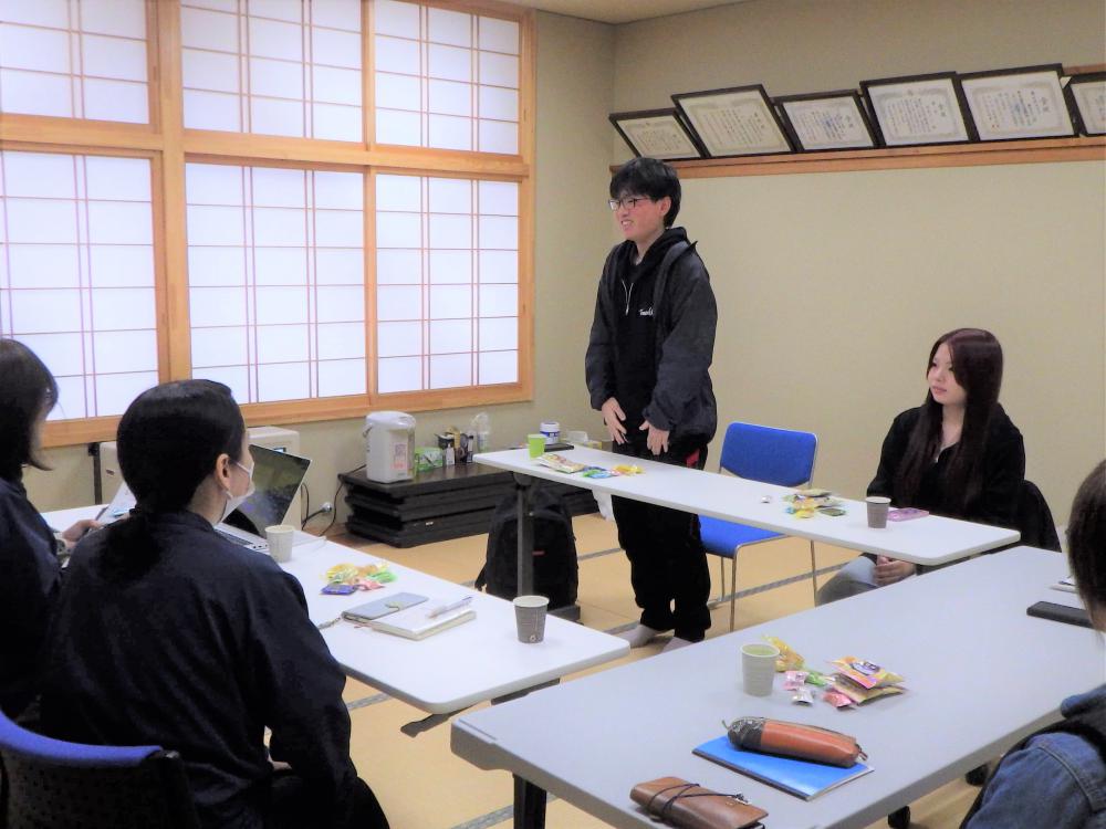 11/24「ふなっ子」による中央公民館図書室デザイン事業