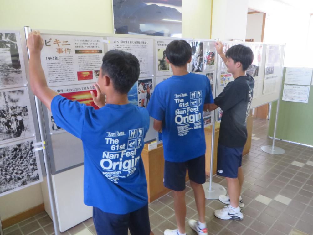 「夏の体験ボランティア」の様子19（8/5天童市：「原爆写真展」展示準備）！