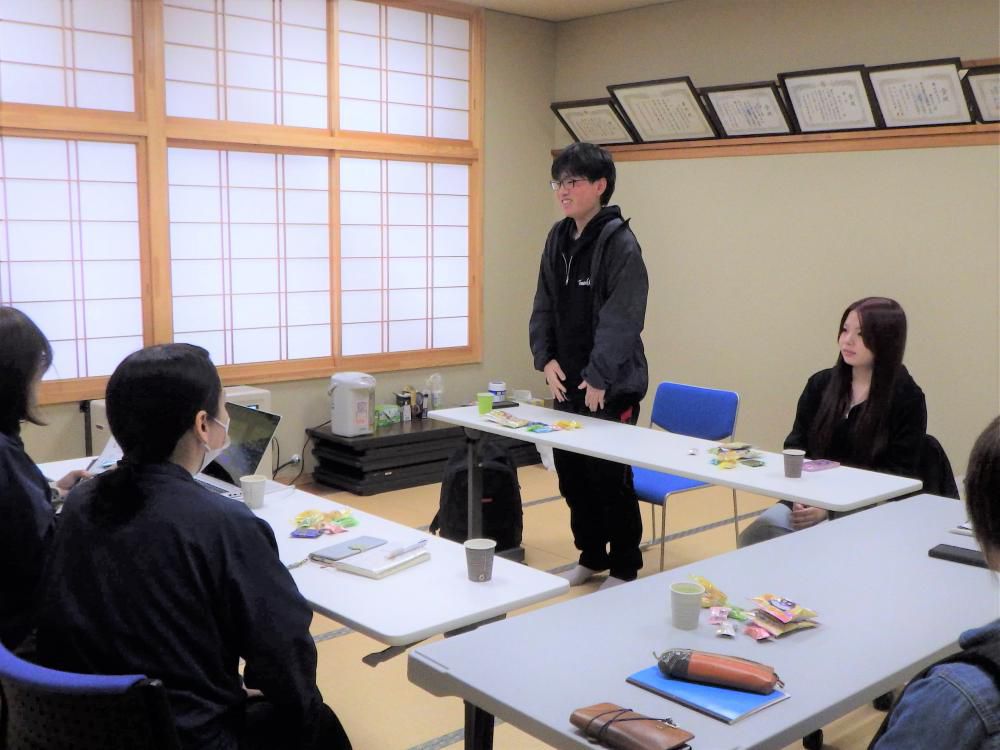 11/24 舟形町の高ボラ「ふなっ子」による中央公民館図書室デザイン事業