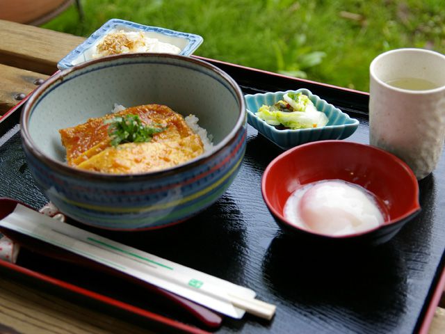 モチモチで香ばしい「地豆でつくった味噌揚げ丼」