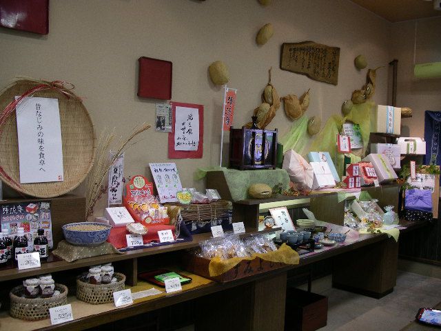 お豆腐商品をたくさん陳列しております。