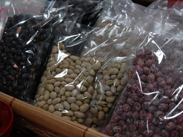 地元大豆の香ばしい「煎り豆」