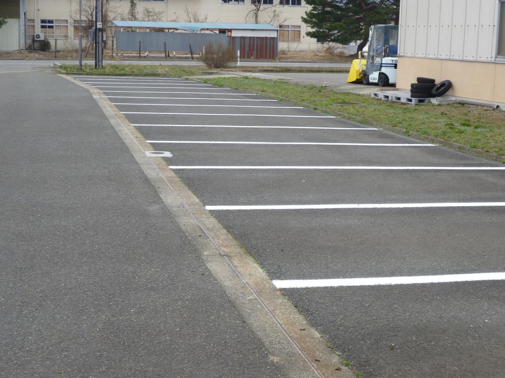 駐車場区画線を塗装していただきました