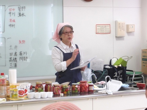 講師のスローフード料理講座の会・岡田先生です。