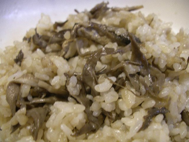 飯豊山は、天然の原木舞茸による炊きこみご飯です。