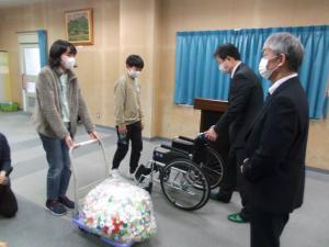 長井小学校「車椅子・ペットボトルのキャップ贈呈式」