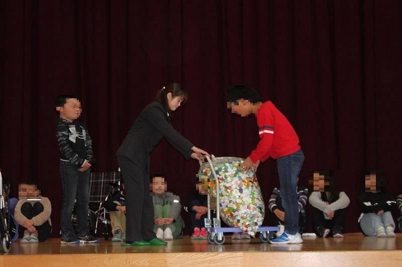 長井小学校「車椅子・ペットボトルキャップ贈呈式」