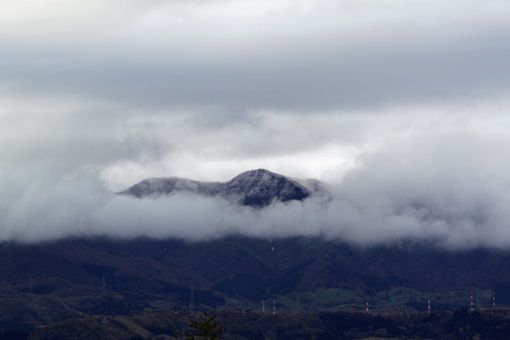 蔵王山系「龍山」の山頂付近は、雪？霜？。。。