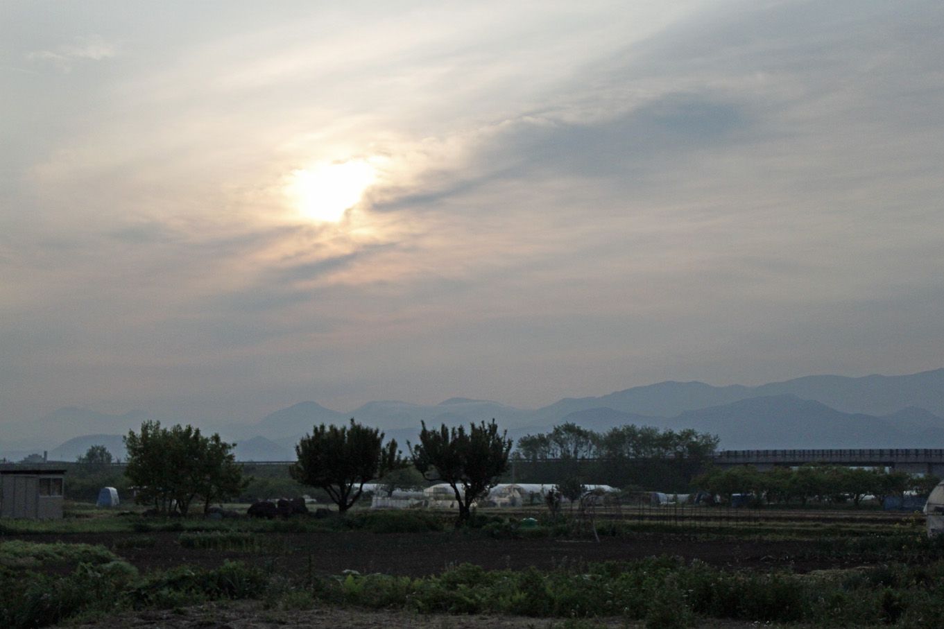 部分日食１時間前の、近所の田園風景