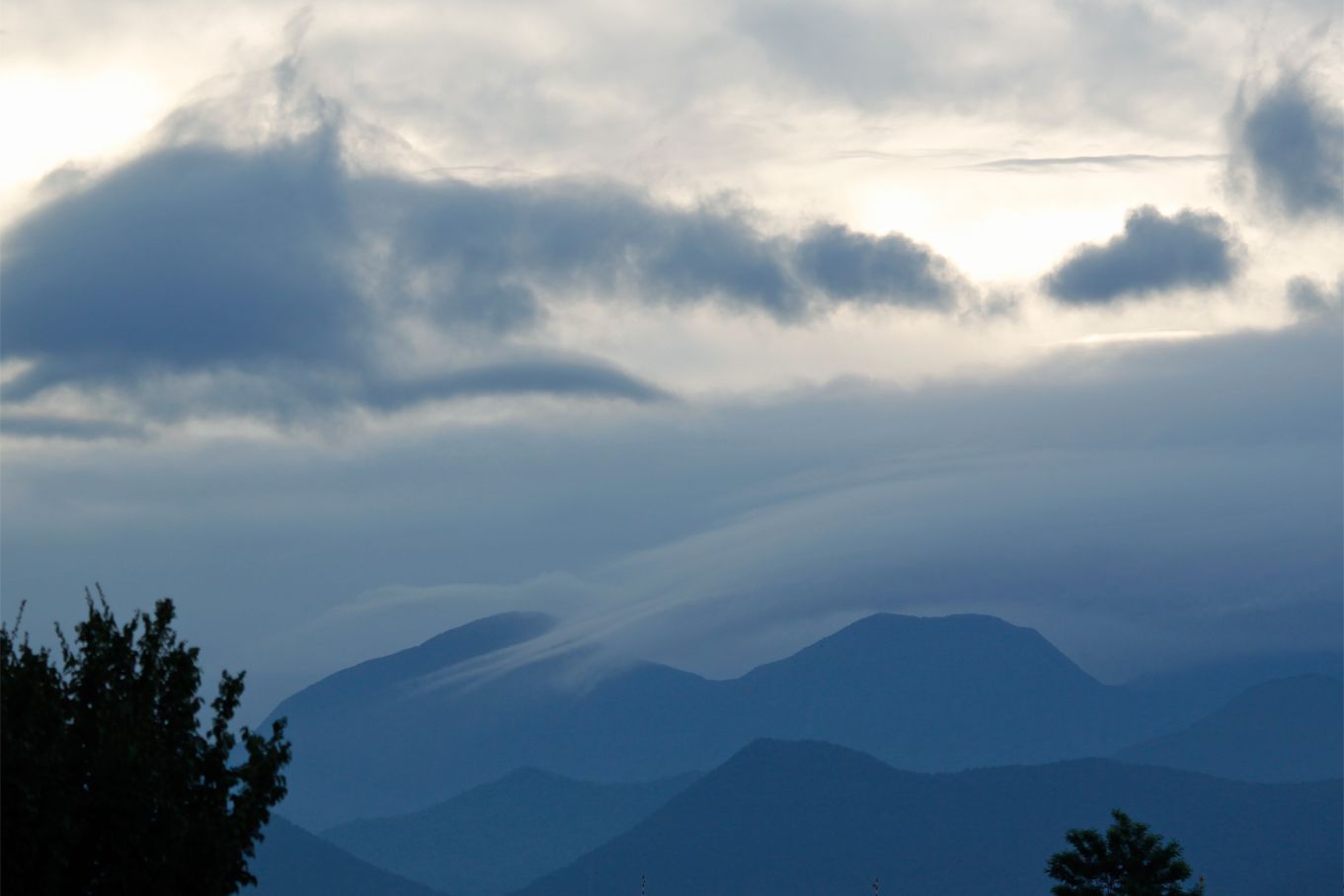 今朝の奥羽山脈には、山背雲の吹き出しが。