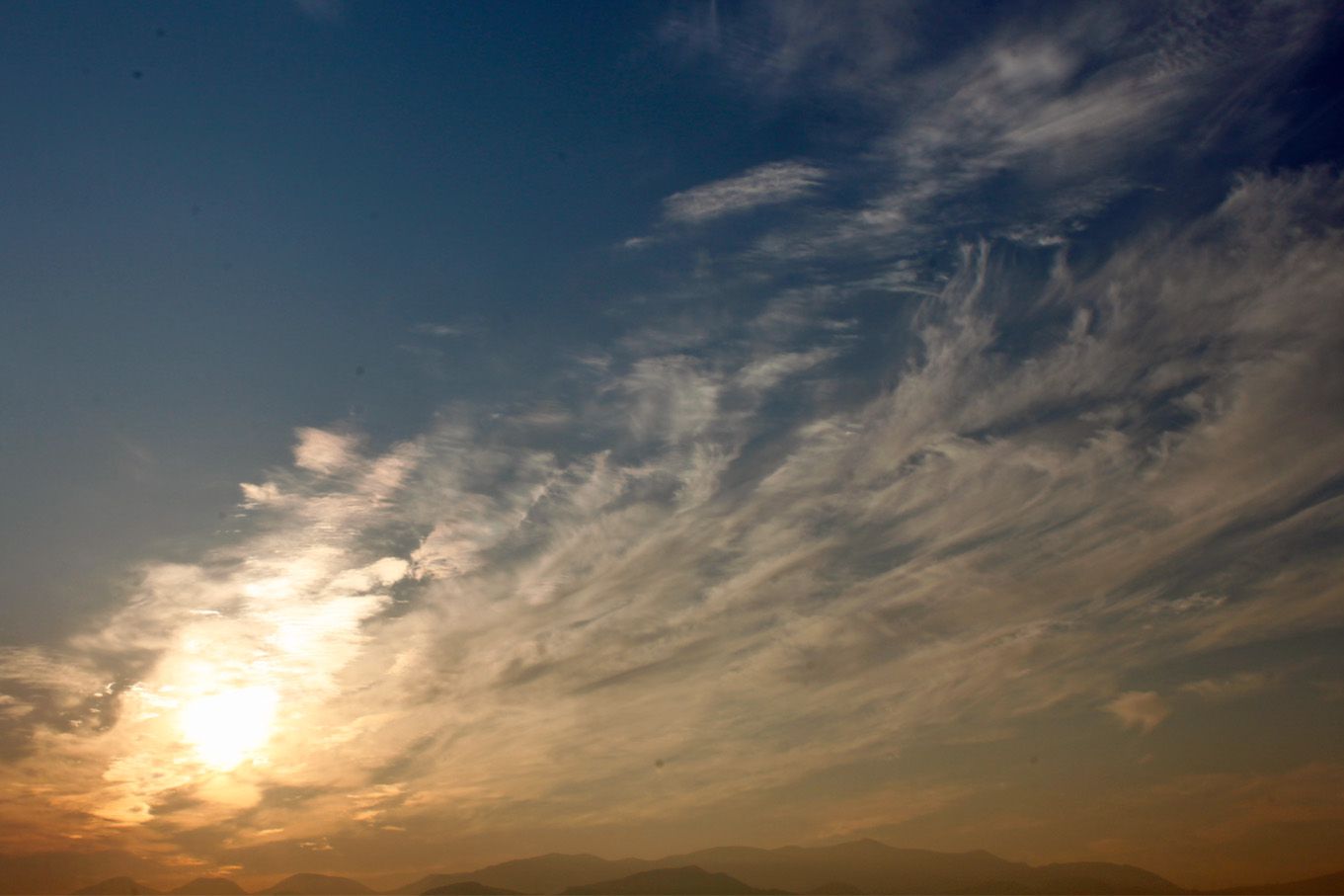 今朝の、燃える様な奥羽山脈上空です。