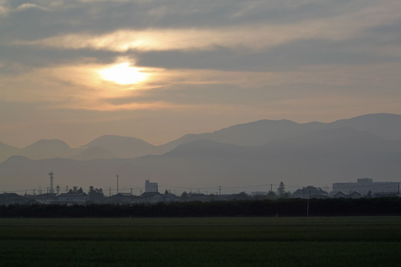 ボッとした朝日が奥羽山脈から昇った。 
