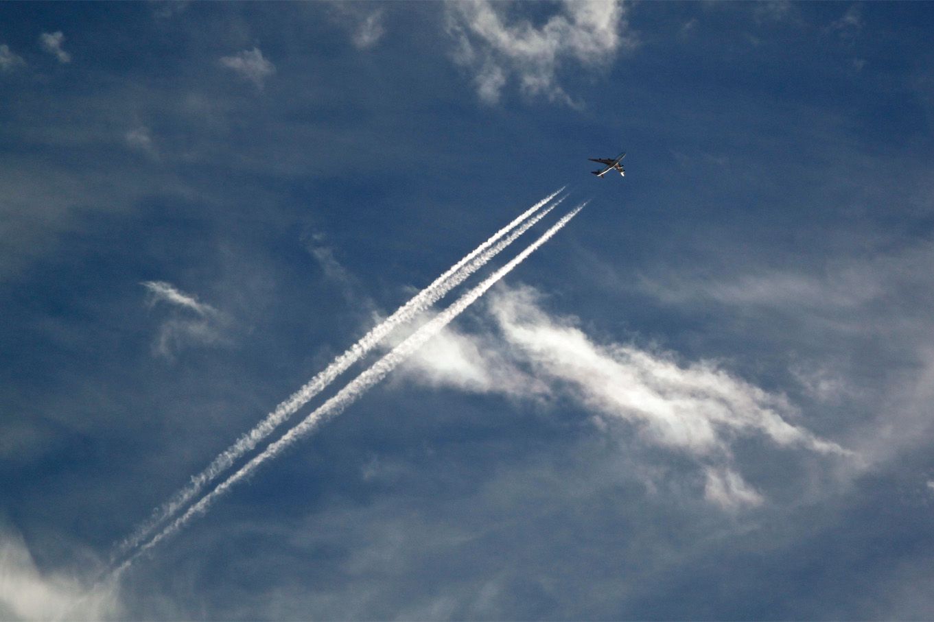 連休明けの、秋の空。