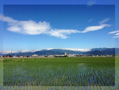 奥羽山脈に架かる「山背雲」。