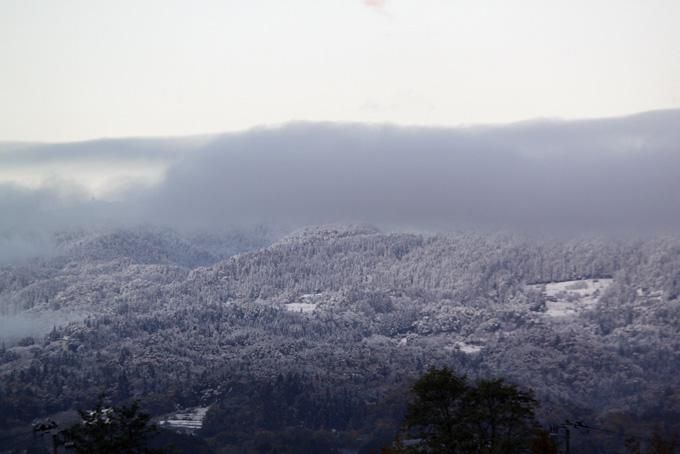 雪化粧した「虚空蔵山（白鷹山）」です。