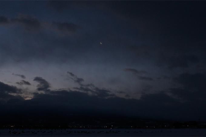 夜明け前の、蔵王山系「龍山」上空。