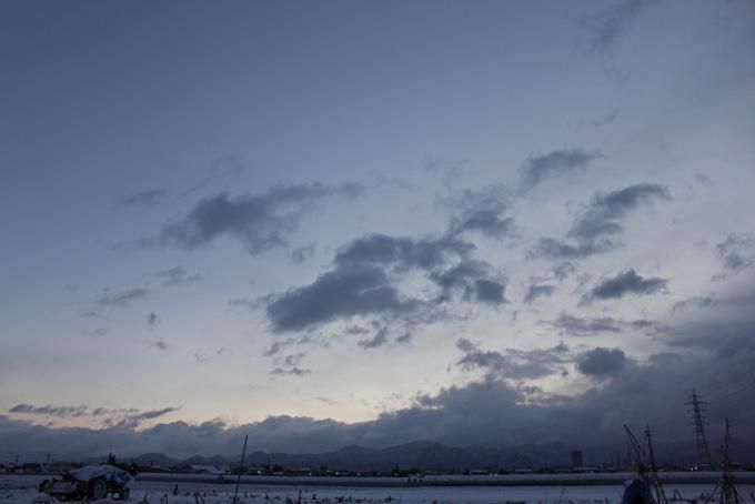 成人の日の、朝の奥羽山脈上空です。