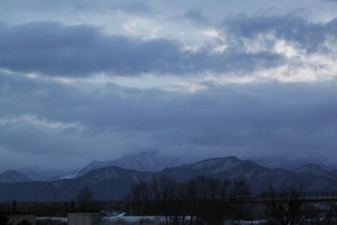 今朝の奥羽山脈ですが、なんや・・・雪雲？雨雲？に覆われてました。