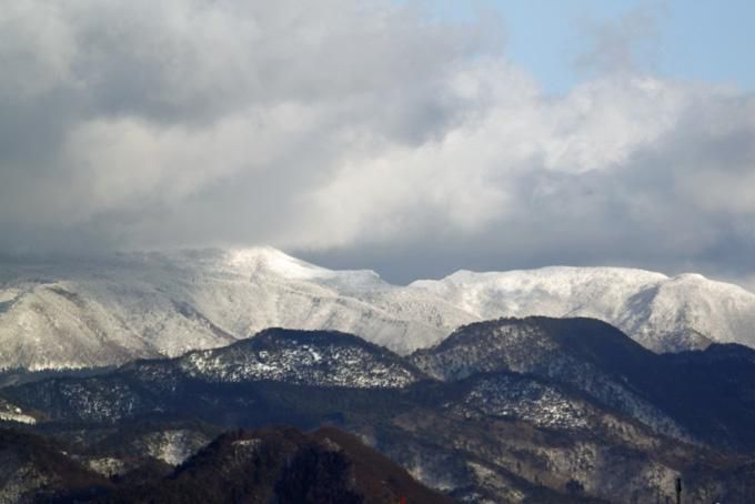 なんとも東北らしい奥羽山脈の色でした。