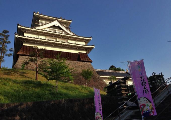 花回廊真っ最中の、早朝の上山城でした。