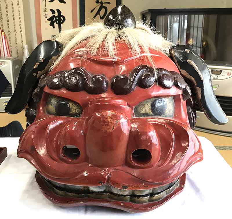 白鷹十王皇大神社の獅子頭塗り替え