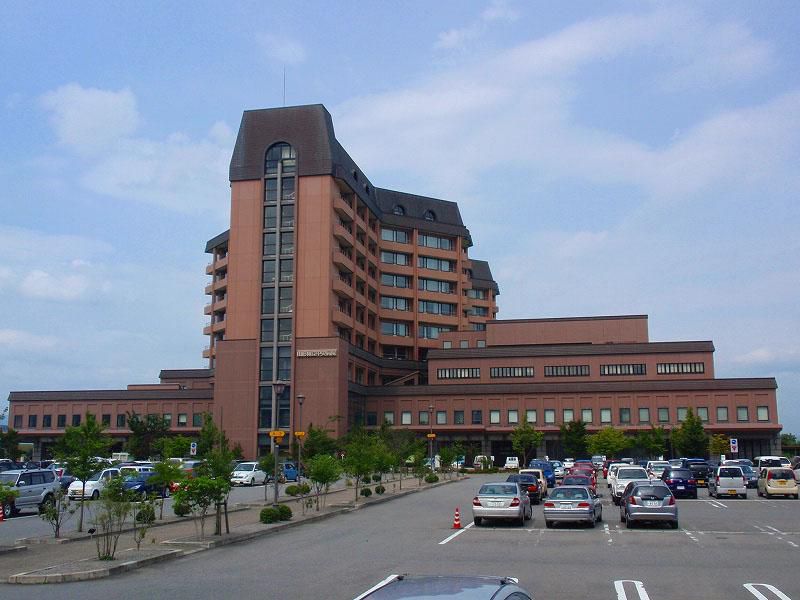 薬師如来に護られている山形県立中央病院