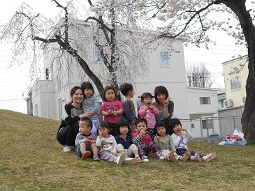桜の花びらと子どもたちの笑顔　満開です！