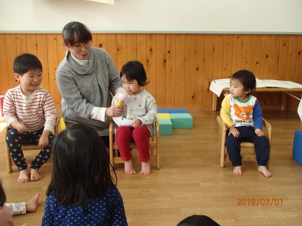 ひなまつり誕生会でお祝いしました