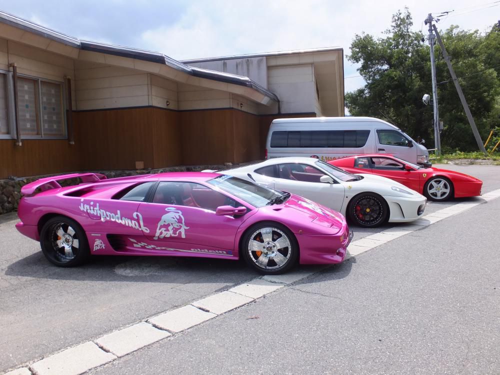 白川荘にスーパーカーが。