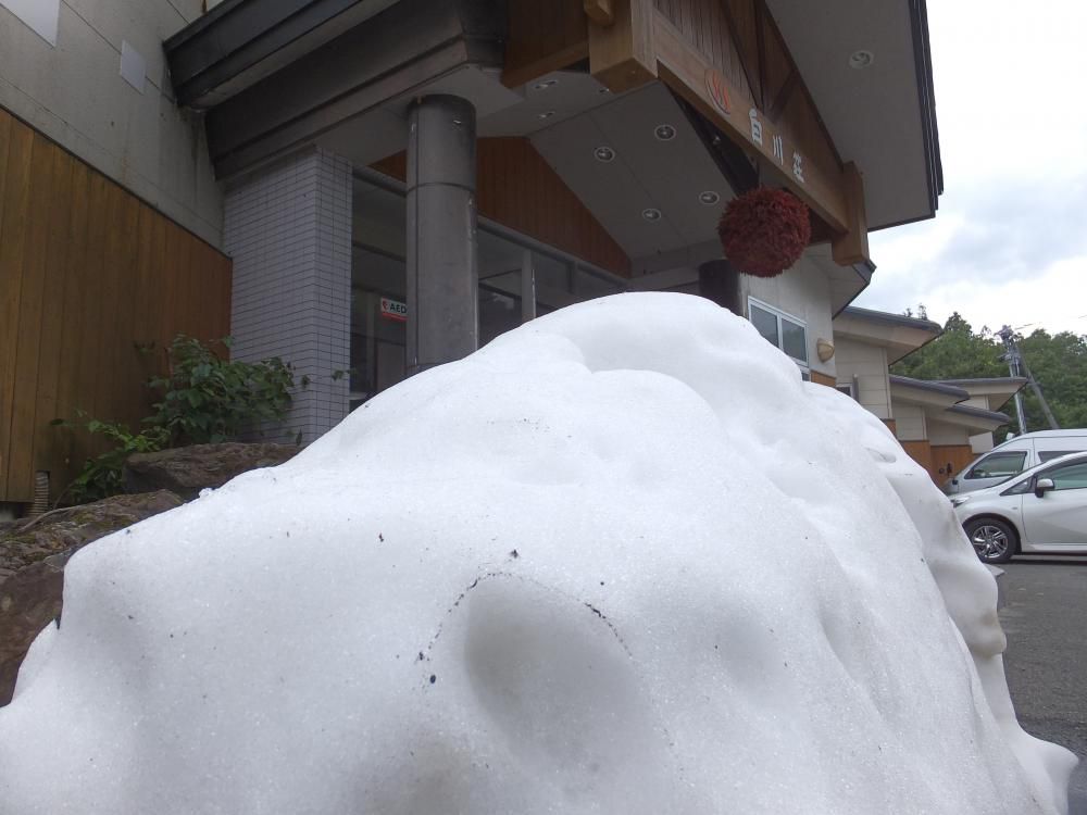 真夏に雪の塊が白川荘の玄関先に登場